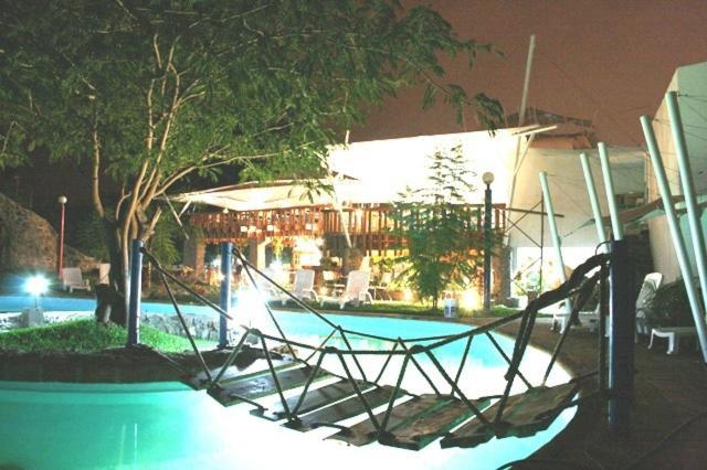 Montroi Hotell Colima Exteriör bild